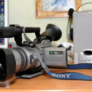 Продам цифровую видеокамеру Sony VX2100E