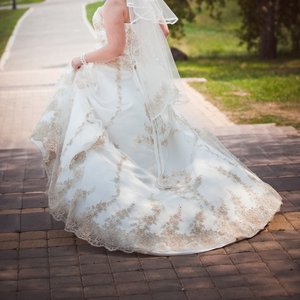 Кружевное свадебное платье со шлейфом,  накидкой и фатой