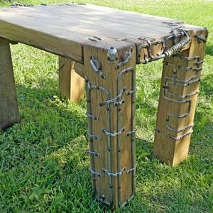 Дубовый столик с декором из металла. 
