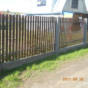 Забор с бетонными евростолбами кубик с имитацией фундамента минск 