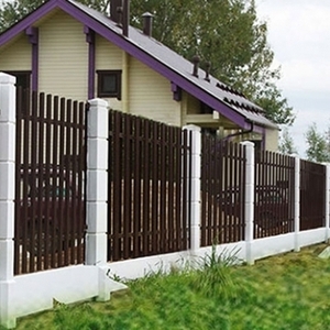 Забор из штакетника с бетонными столбами и плитами Забор из штакетника