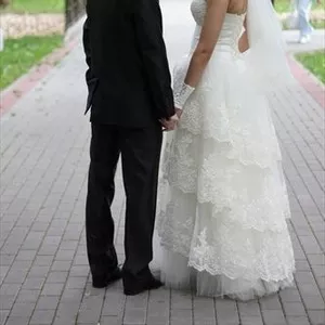 Продам красивое кружевное свадебное платье (р-р 44-48)