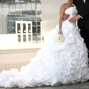 Продам шикарное свадебное платье со шлейфом