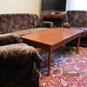 Продам мебель в комплекте: диван,  два кресла, столик и тумбочка под TV