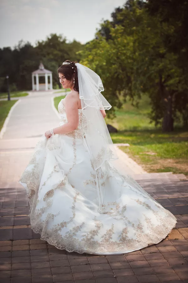 Кружевное свадебное платье со шлейфом,  накидкой и фатой 3