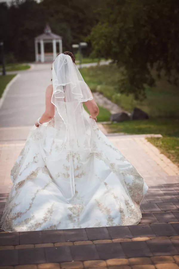 Кружевное свадебное платье со шлейфом,  накидкой и фатой 4