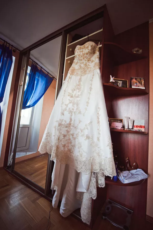 Кружевное свадебное платье со шлейфом,  накидкой и фатой 9