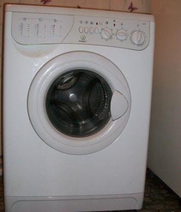 Продам стиральную машину Б У Indesit W105 TX