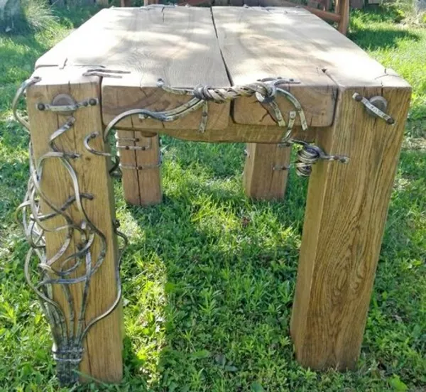 Дубовый столик с декором из металла.  3