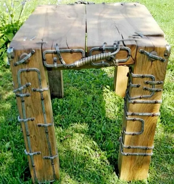 Дубовый столик с декором из металла.  6