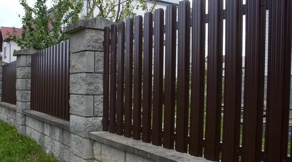 Красивый забор из штакетника.