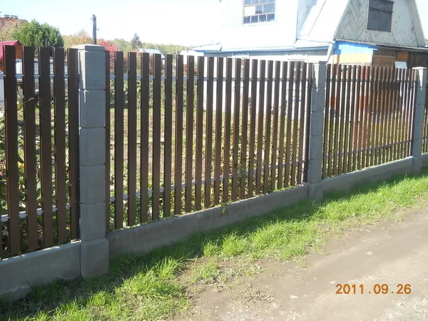 Забор с бетонными евростолбами кубик с имитацией фундамента минск 
