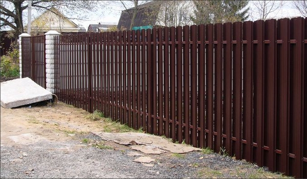 Забор из металлического штакетника установка под ключ 3
