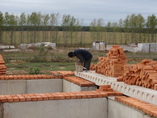 Каменщики в Ивенце. Кладка кирпича и газосиликатных блоков