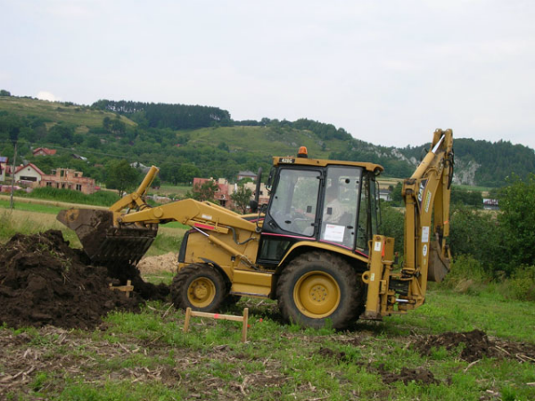 Экскаватор- бульдозер в Дзержинске. Планировка участков,  копка ям 3