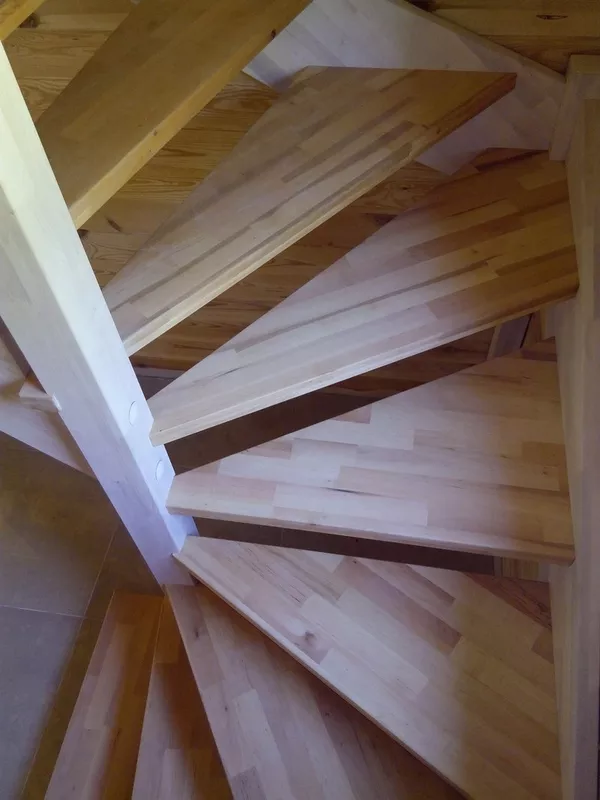 Лестница из массива дерева от 1540 руб в дом (на дачу).Своё производство.Звоните 9