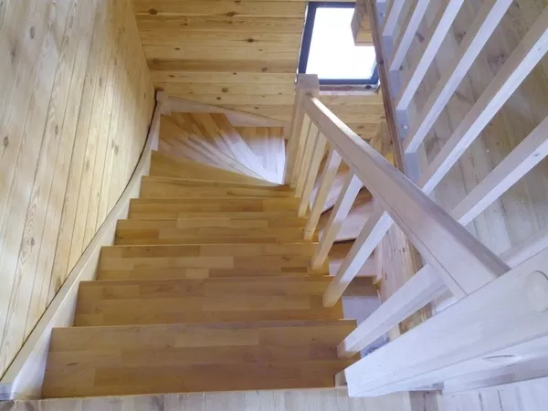 Лестница из массива дерева от 1540 руб в дом (на дачу). Гарантия качества. Звоните 6
