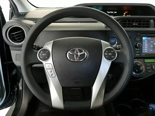 Автомобиль-гибрид Тoyota Prius C 10
