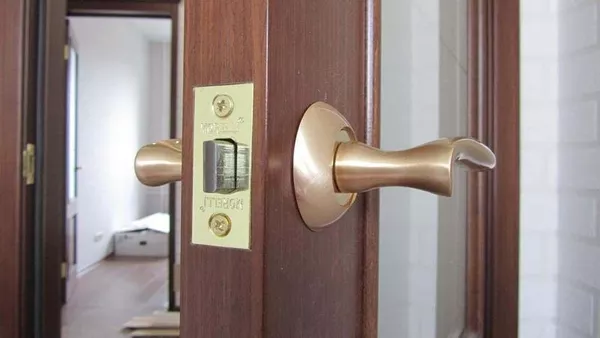 Установка комплекта межкомнатных дверей на квартиру или дом 3