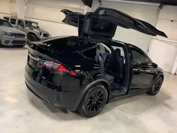 Tesla,  X 75D,  2015. Запас хода от 400 км. 2