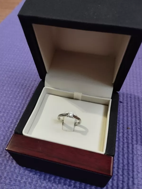 Продам кольцо из белого золота с бриллиантом 2