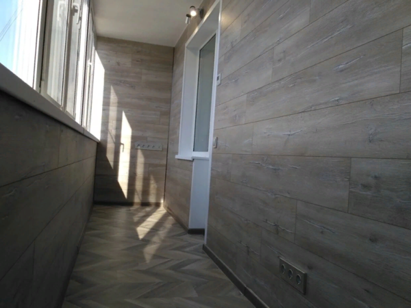 Быстрая и качественная отделка балкона ламинатом в Минске! 4