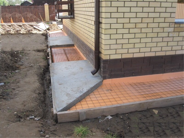Устройство бетонной отмостки вокруг дома 8