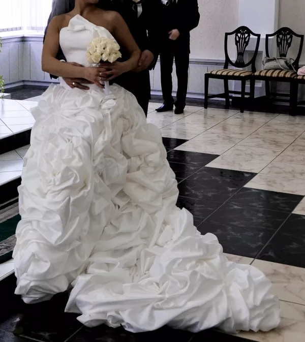 Продам шикарное свадебное платье со шлейфом 2