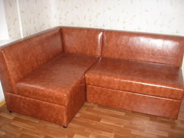 Продам диван из качественного кожзама. Размер 190х130. 