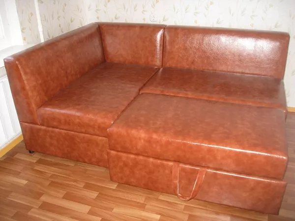 Продам диван из качественного кожзама. Размер 190х130.  2