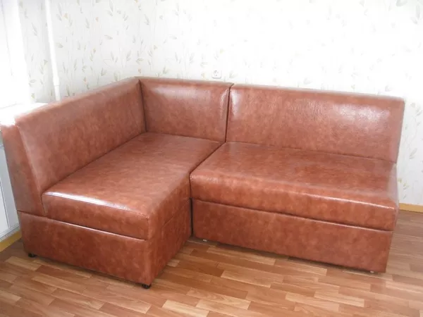 Продам диван из качественного кожзама. Размер 190х130.  3