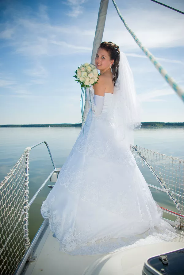 Продам свадебное платье с небольшим шлейфом 