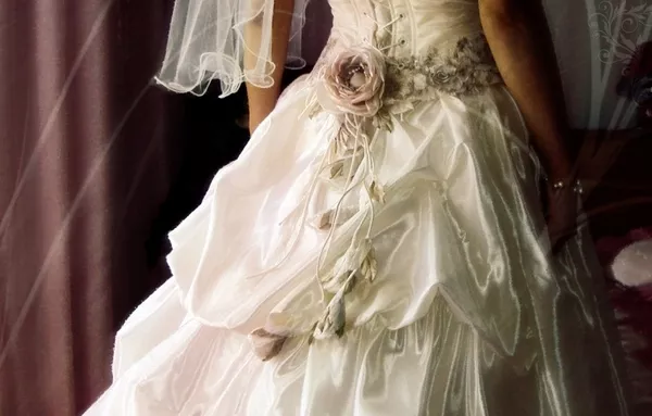 Продам  элегантное свадебное платье 4