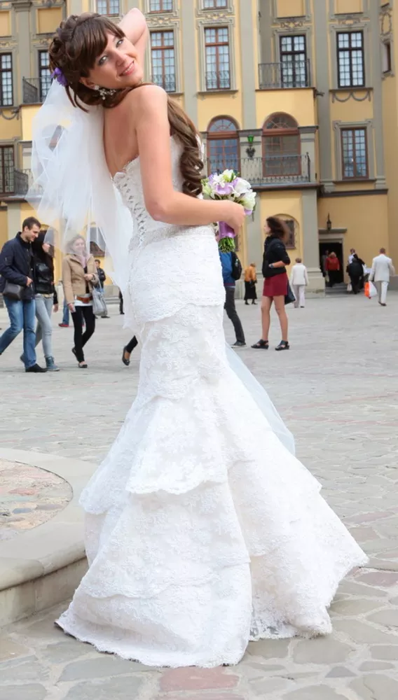 Продается кружевное дизайнерское свадебное платье 2