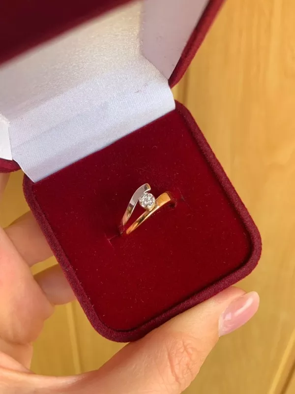 Золотое кольцо со вставкой из бриллиантов