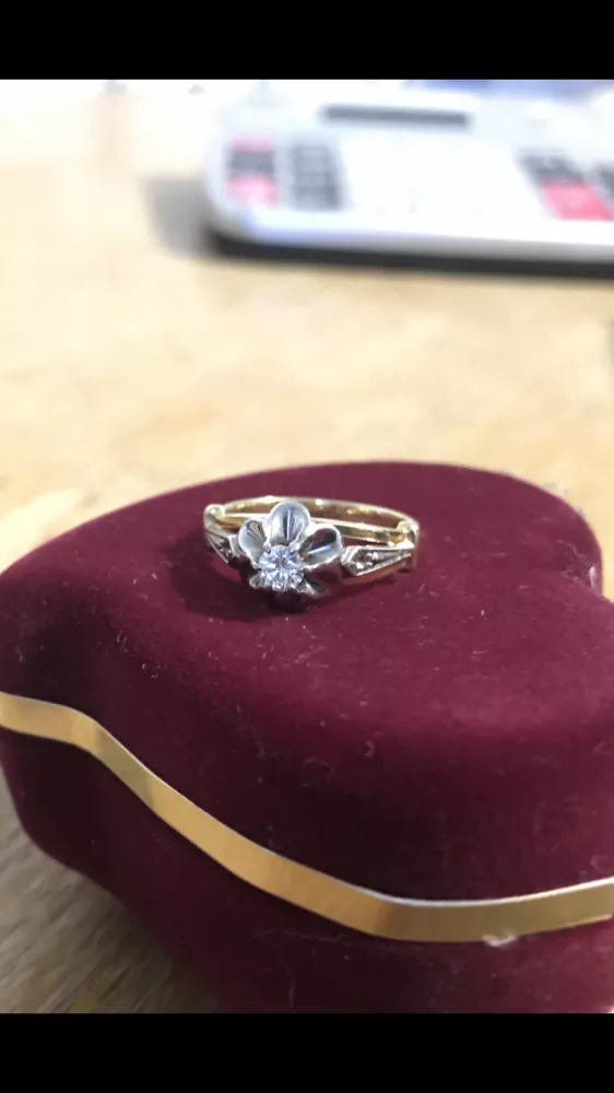 Золотое кольцо с бриллиантом 2