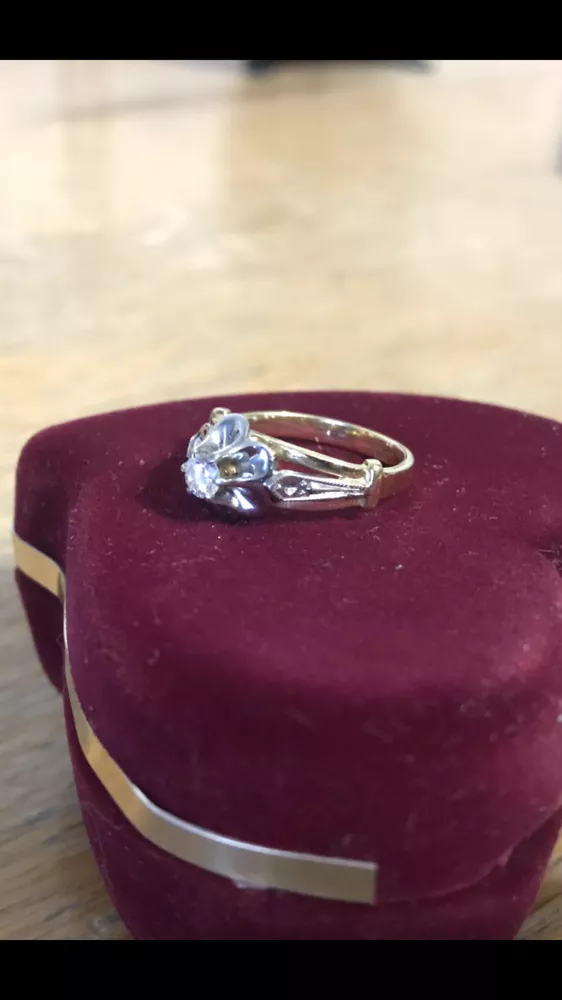 Золотое кольцо с бриллиантом 3