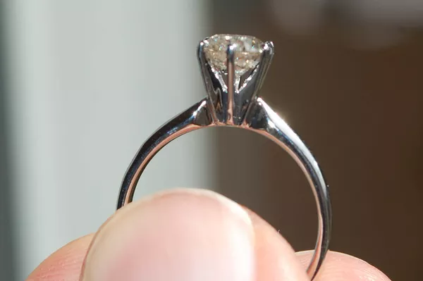 Кольцо с бриллиантом в 1 карат 2