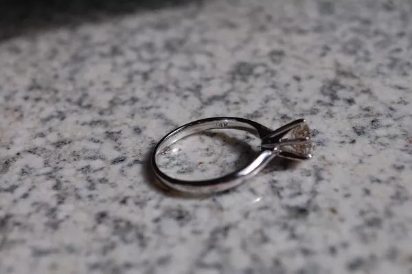 Кольцо с бриллиантом в 1 карат 3